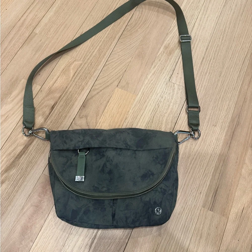 lululemon athletica All Night Festival Bag in Jacquard Green Camo Dye